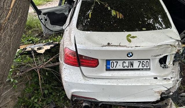 Burdur'da ağaca çarpan otomobilin sürücüsü yaralandı