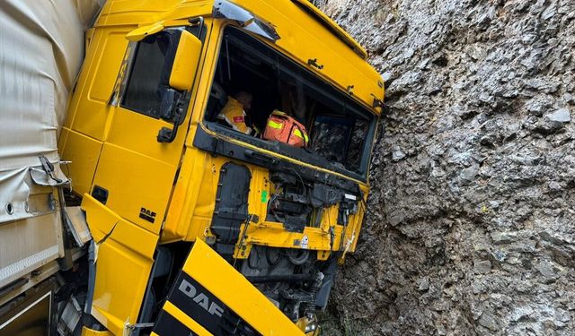 Burdur'da kayalıklara çarpan tırın sürücüsü yaralandı