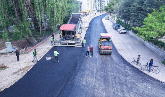 Büyükşehir, Elbistan Pınarbaşı Caddesi’nde Asfalt Serimine Başladı