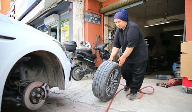 Eşine destek için lastik tamirciliğine başlayan Habibe usta meslekte 12 yılı geride bıraktı