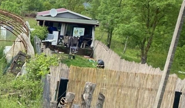 Antalya'da iş yerinden kürk ve para çaldıkları iddia edilen 4 zanlı tutuklandı