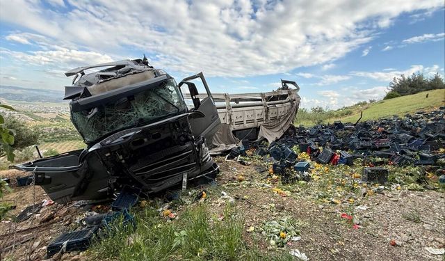 TAG Otoyolu'nda tırın viyadükten düşmesi sonucu 3 kişi öldü, 3 kişi yaralandı