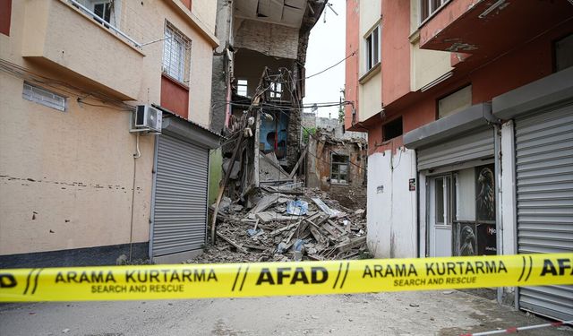 Adana'da 3 katlı metruk binanın bir bölümü çöktü