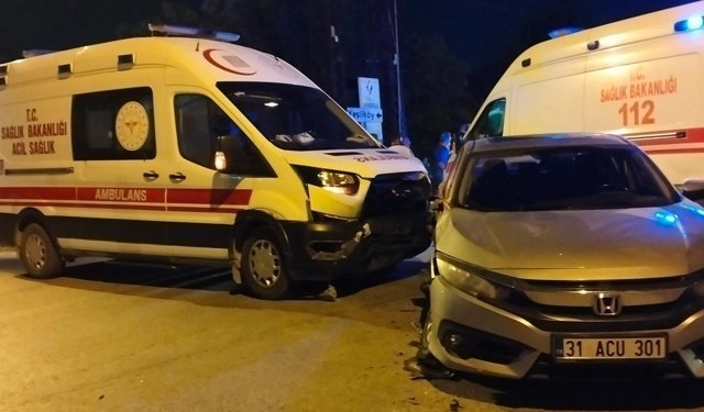 Hatay'da ambulans ile otomobilin çarpıştığı kazada 6 kişi yaralandı
