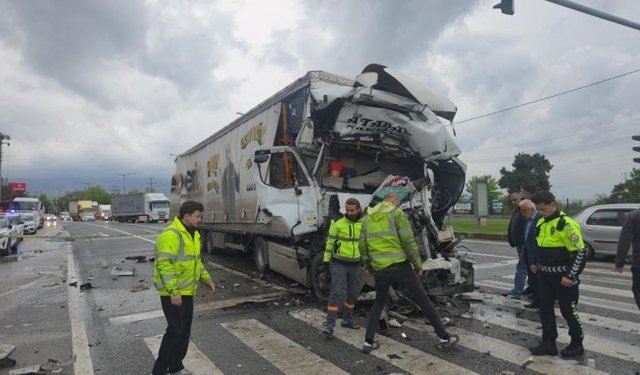 Bursa'da Feci Kaza: Tır Akaryakıt Tankerine Çarptı