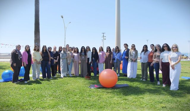 Mersin'de anneler ve anne adayları sahilde egzersiz yaptı
