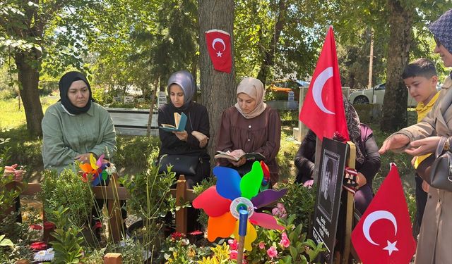 Ailelerden Adnan Göktürk Yeşil'in kabrine ziyaret