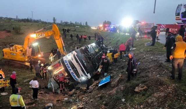 Malatya'da otobüsün şarampole devrilmesi sonucu 3 kişi öldü, 22 kişi yaralandı