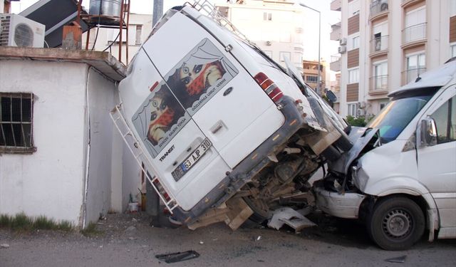 Antalya’da tarım işçilerini taşıyan 2 minibüsün çarpıştığı kazada 5 kişi yaralandı