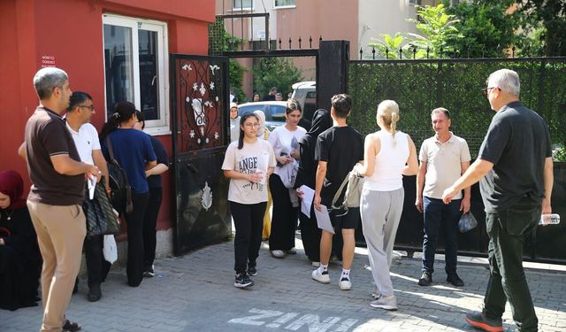 YKS Maratonu Başladı: 2,4 Milyondan Fazla Aday Üniversite Hayali İçin Ter Dökecek
