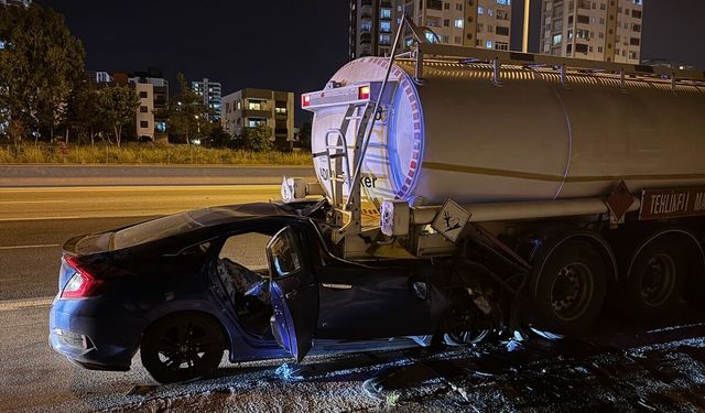 Adana'da akaryakıt yüklü tankere çarpan otomobilin sürücüsü öldü, 2 çocuk yaralandı