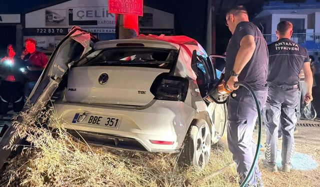 Antalya'da aydınlatma direğine çarpan otomobilin sürücüsü öldü