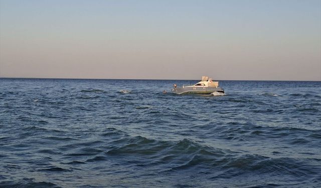 Antalya'da denizde iki teknede mahsur kalan 5 kişi kurtarıldı