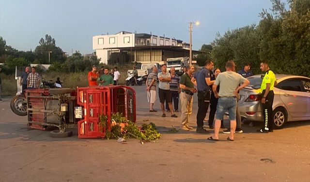 Antalya'da otomobille çarpışan elektrikli motosikletteki aynı aileden 4 kişi yaralandı