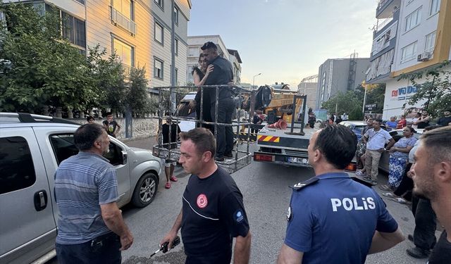 Antalya'daki ev yangınında dumandan etkilenen 10 kişiyi itfaiye kurtardı