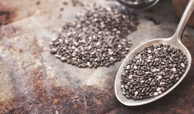 Hazımsızlık ve Şişkinliğe Karşı Doğal Destek: Chia ve Karnıyarık Otu Tohumu