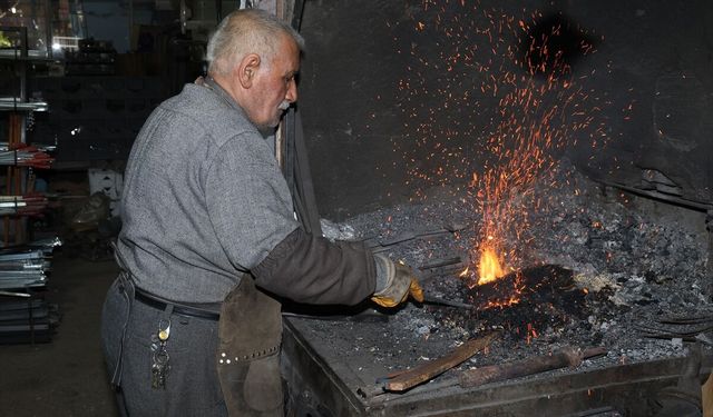 70 yıldır demire şekil veriyor, 200’den fazla usta yetiştirdi