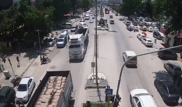 Pazarcık ilçesindeki 4,4 büyüklüğünde deprem anı güvenlik kameralarına yansıdı