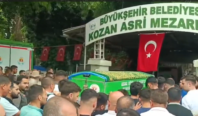 Adana'da babasının tabancayla vurarak öldürdüğü gencin cenazesi defnedildi
