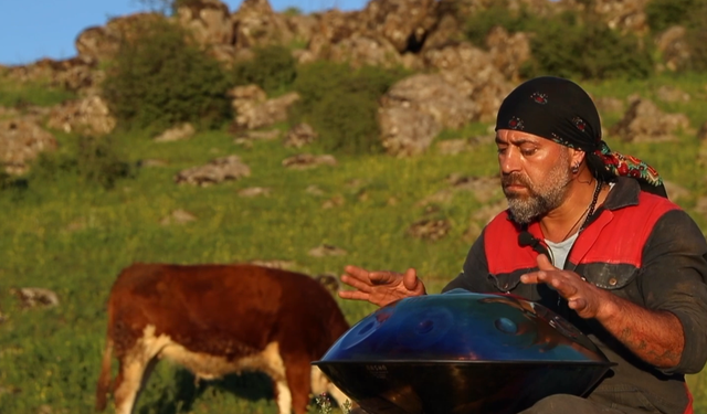 Sahneleri Bıraktı Memleketine Dönüp "Küpeli Çoban" Oldu!