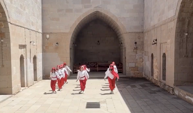 Afşin’de Öğrencilerin "Geleneksel Kartal Dansı" Gösterisi Büyük Beğeni Topladı