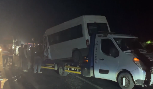 Şanlıurfa'da minibüs ile arazözün çarpıştığı kazada 8 kişi yaralandı