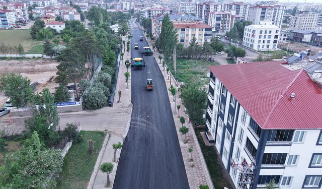 Büyükşehir’den Elbistan Pınarbaşı Caddesi’nde Kesintisiz Asfalt Mesaisi
