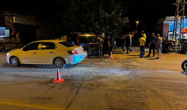 Hatay'da hafif ticari araçla motosikletin çarpıştığı kazada 1'i ağır 3 kişi yaralandı