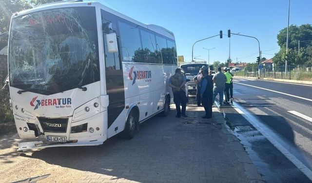 Kırşehir'de iki işçi servisi çarpıştı: 42 kişi yaralandı