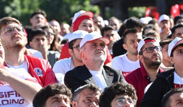 Başkan Görgel, Milli maçı vatandaşlarla birlikte takip etti