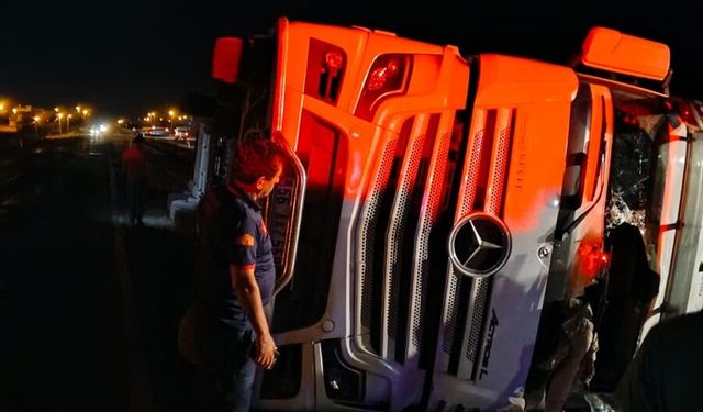 Siirt'te devrilen tırdaki 3 kişi yaralandı