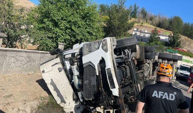Siirt'te tır ile otomobilin çarpıştığı kazada 5 kişi yaralandı