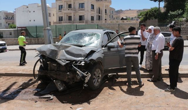 Şırnak'ta hafif ticari araç ile otomobilin çarpıştığı kazada 4 kişi yaralandı