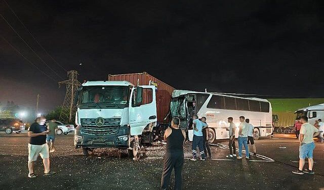 Hatay'da işçi servisi ile tırın çarpıştığı kazada 13 kişi yaralandı