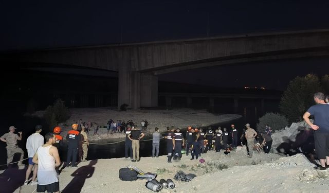 Fırat Nehri'nde Panik! Suyun Yükselmesiyle Mahsur Kalan 26 Kişi Kurtarıldı