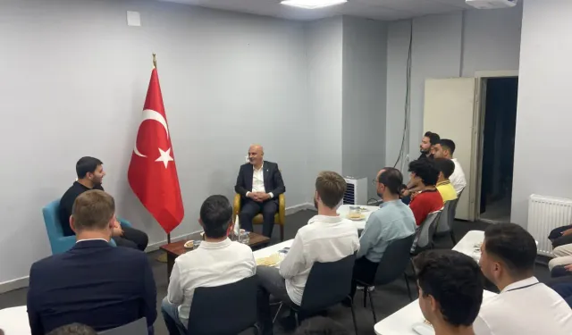 AK Parti İl Başkanı Burak Gül TÜGVA "Velhasıl Sohbetler" Programında Gençlerle Bir Araya Geldi