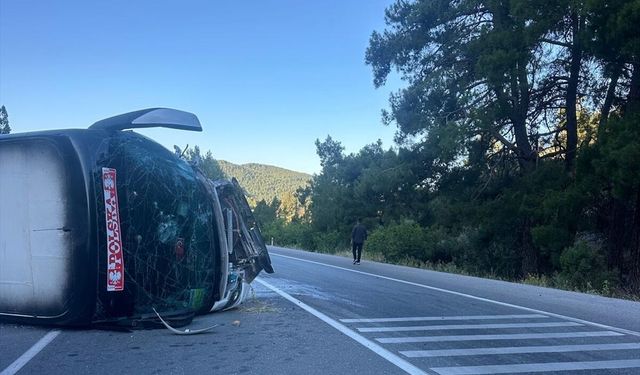 Antalya'da otobüs ile otomobil çarpıştı: 1 kişi öldü, 12 kişi yaralandı