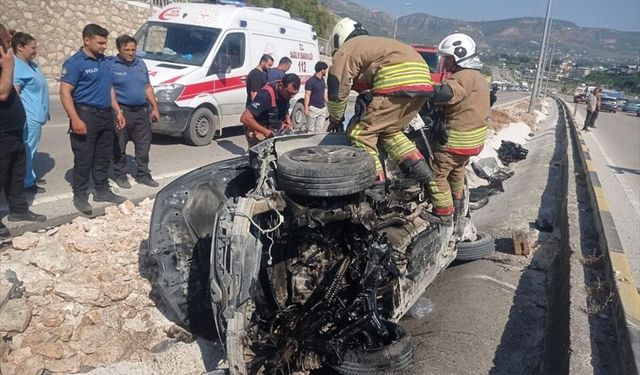 Hatay'ın Defne ilçesinde refüje çarparak devrilen otomobildeki 3 kişi yaralandı