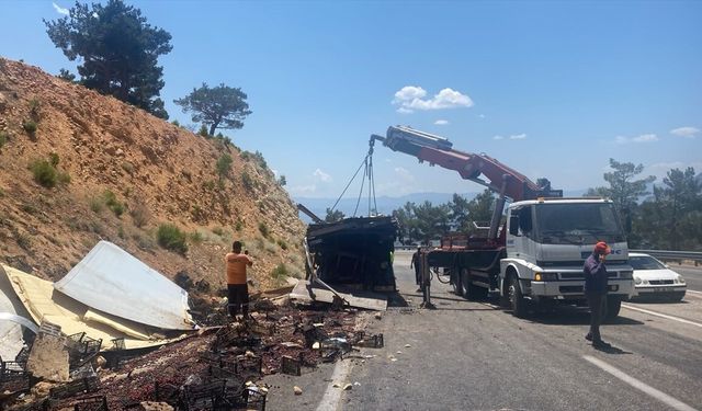 Mersin’de Kiraz Yüklü Kamyon Devrildi: Sürücü Yaralandı