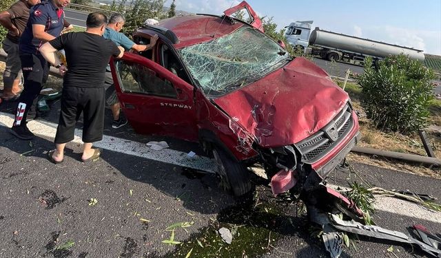 Osmaniye'de bariyere çarpan otomobildeki 5 kişi yaralandı