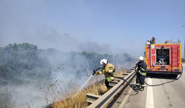 Hatay Erzin’de Otoyol Kenarında Yangın: İtfaiyeden Hızlı Müdahale!