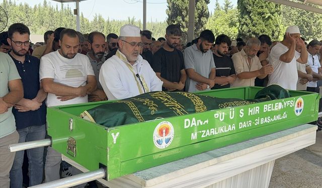 Mersin'de trafik kazasında ölen anne ve oğlunun cenazeleri Adana'da defnedildi