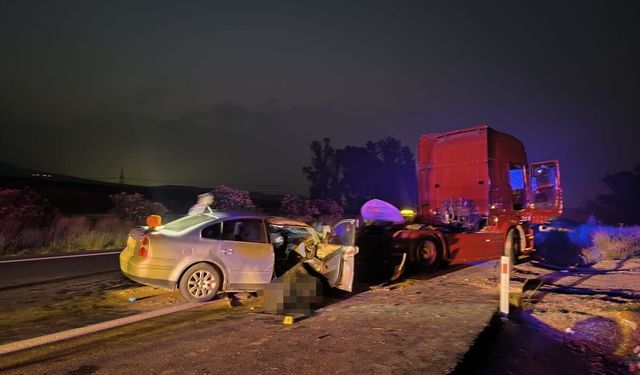 Adana'da otomobilin tıra çarptığı kazada 2 kişi öldü