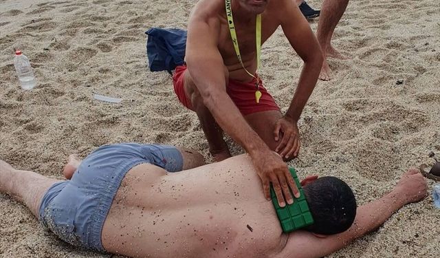 Antalya'da denizde boğulma tehlikesi geçiren kişiyi cankurtaran kurtardı