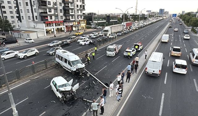 Diyarbakır'da otomobil ile minibüsün çarpıştığı kazada 3 kişi yaralandı