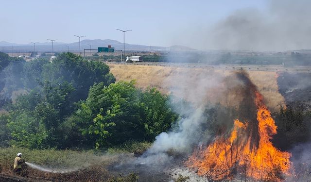 Erzin ilçesinde otluk alanda çıkan yangın söndürüldü