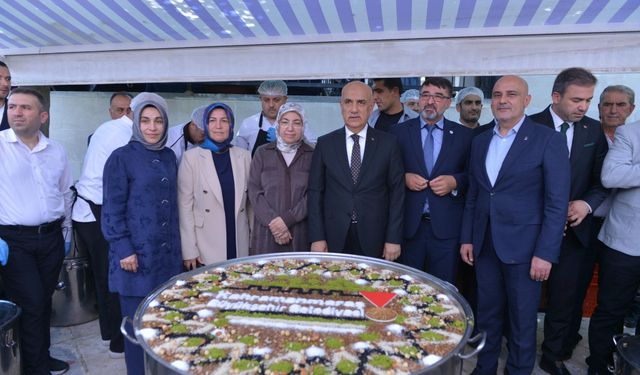 Ulu Camii'nde Büyükşehir Belediyesi Tarafından 5 Bin Kişiye Aşure Dağıtıldı