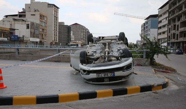 Hatay'da devrilen otomobildeki 2 kişi hayatını kaybetti, 3 kişi yaralandı