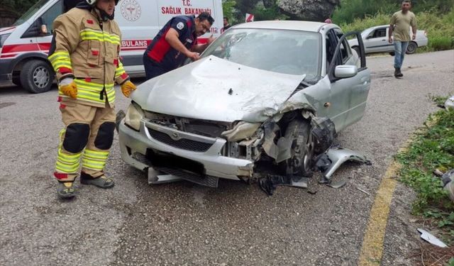 Hatay'da pikap ile otomobilin çarpıştığı kazada 7 kişi yaralandı