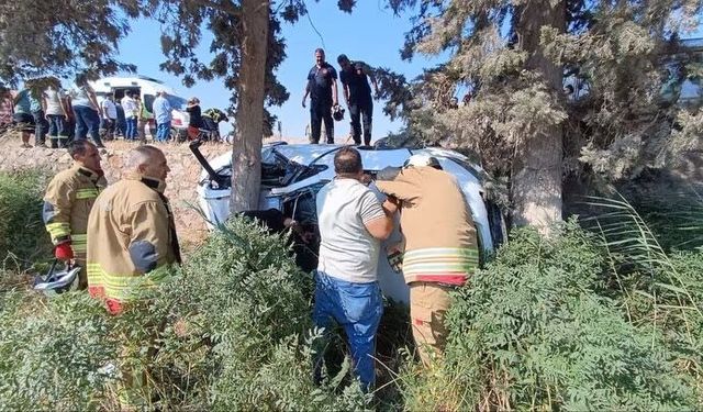 Hatay'da şarampole devrilerek ağaca çarpan otomobildeki 7 kişi yaralandı